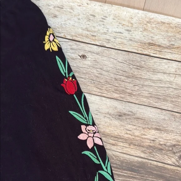 WILDFOX Women's Floral Embroidered Jogger Pants NWT - size M - Picture 3 of 5